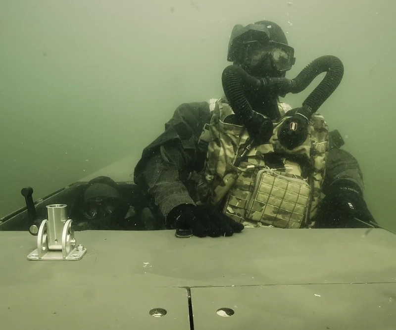 Tras la infiltracin bajo el agua, los buceadores, usando equipos de buceo de circuito cerrado, se aproximarn a sus objetivos de forma discreta y diligente. Foto: JFD